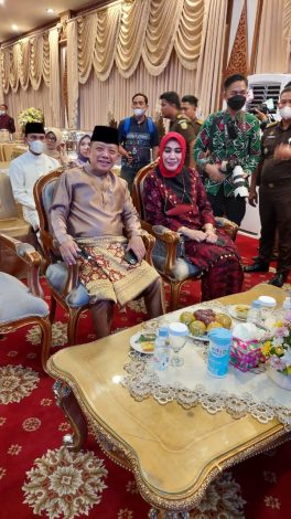 Febrie Ardiansyah dan isteri menghadiri pemberian gelar adat kepada Jaksa Agung dan Mendagri.