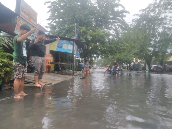 Diguyur Hujan Deras, Warga Medan Berselancar di Jalan Raya 1 Diguyur Hujan Deras, Warga Medan Berselancar di Jalan Raya 2