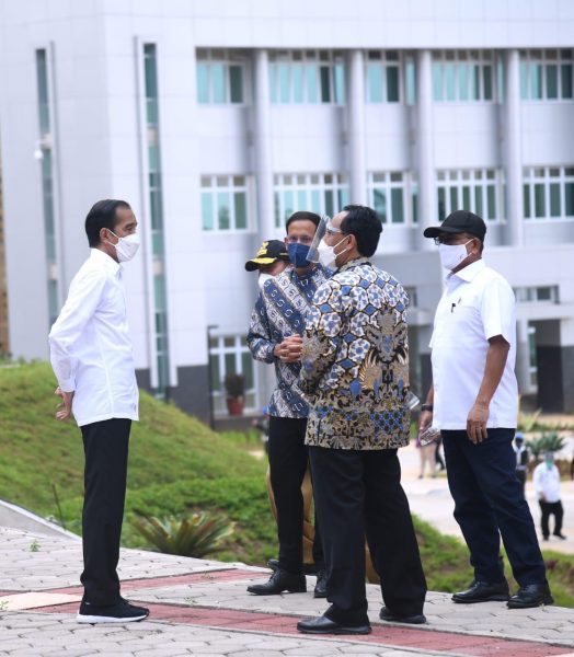 Didampingi Rektor, Wagub Banten Sambut Jokowi Resmikan Kampus Baru Untirta 1