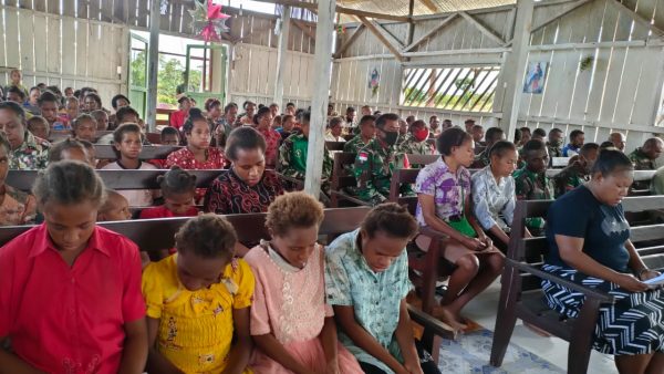 Anggota TMMD ke-110 Kodim Boven Digoel Ibadah Bersama Masyarakat Kampung Kawagit 1 Anggota TMMD ke-110 Kodim Boven Digoel Ibadah Bersama Masyarakat Kampung Kawagit 2