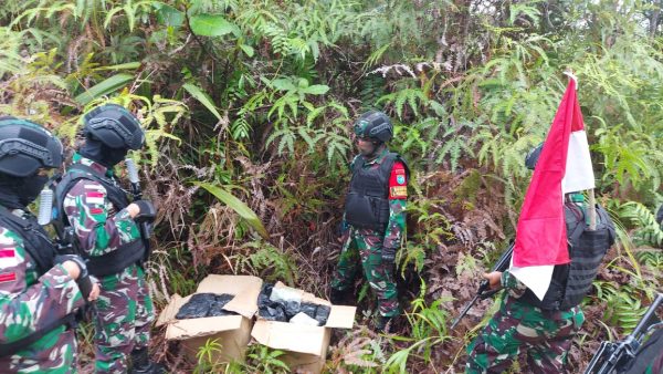 Patroli Jalur Ilegal, Satgas Pamtas Yonif 642/Kapuas Berhasil Amankan 42,928 Kg Narkoba 1 Patroli Jalur Ilegal, Satgas Pamtas Yonif 642/Kapuas Berhasil Amankan 42,928 Kg Narkoba 2