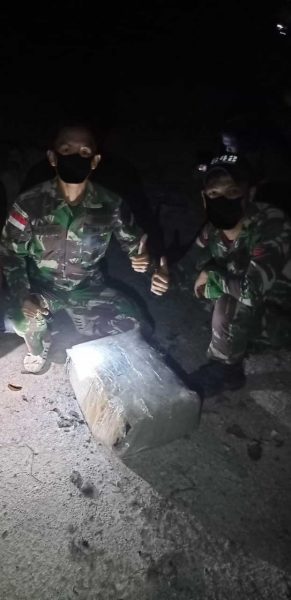 Tim Gabungan Satgas Yonif 642/Kapuas dan Satgas Intelijen Koopsdam XII/Tpr Gagalkan Penyelundupan 10 Kg Sabu 1 Tim Gabungan Satgas Yonif 642/Kapuas dan Satgas Intelijen Koopsdam XII/Tpr Gagalkan Penyelundupan 10 Kg Sabu 2