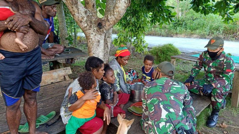 Prajurit TNI Ajarkan Mama-Mama Cara Membuat Kue Tradisional di Papua