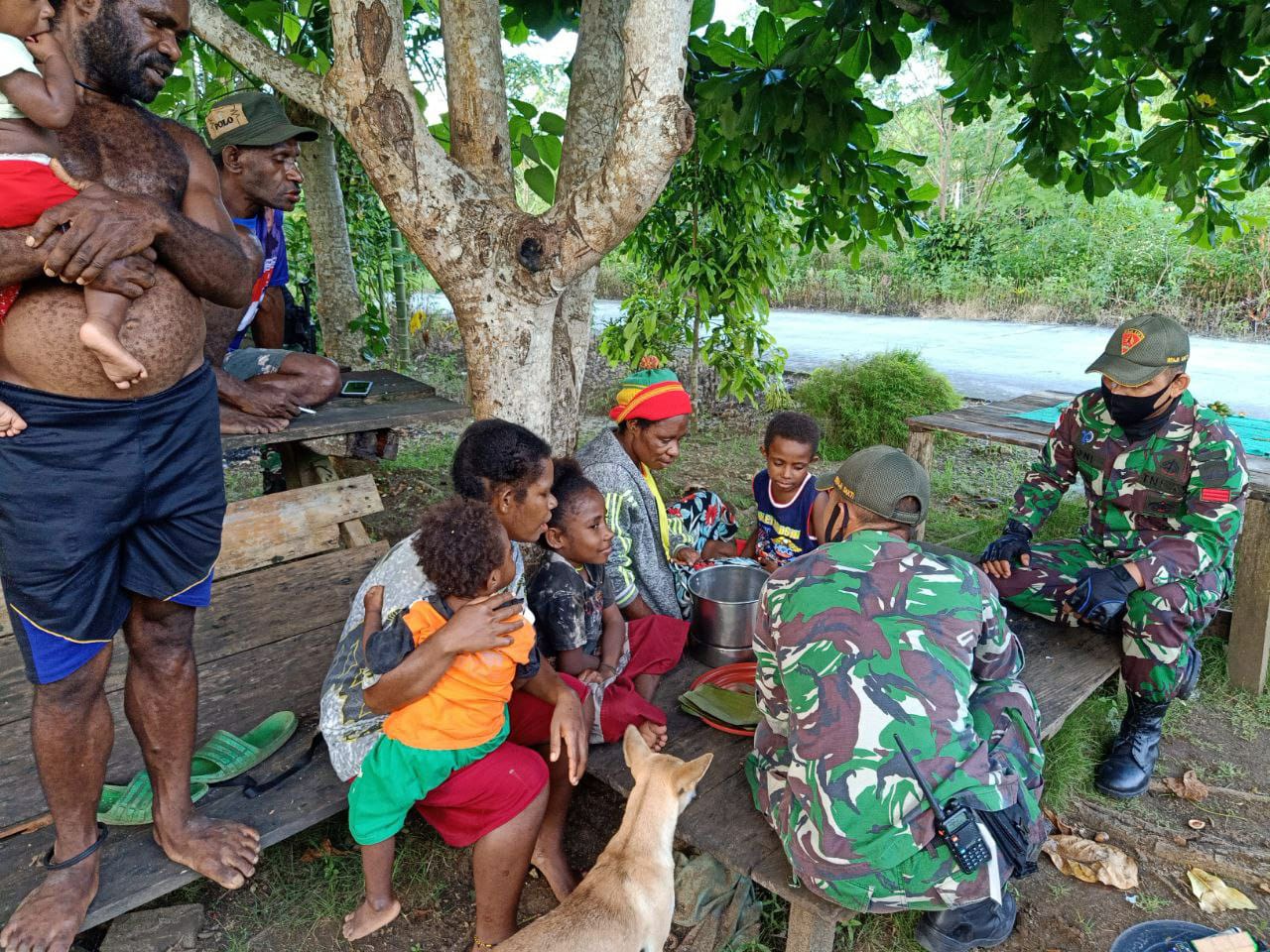 Prajurit TNI Ajarkan Mama-Mama Cara Membuat Kue Tradisional di Papua