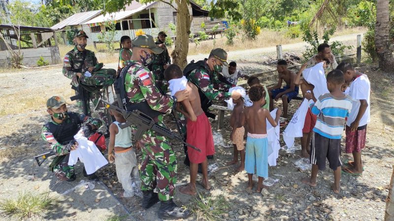 Ketika Prajurit TNI  Berbagi Kebahagiaan dengan Anak-Anak di Perbatasan