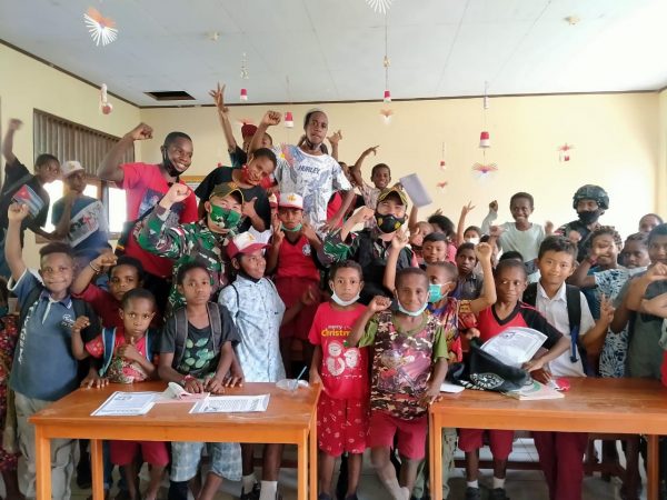 Aksi Sulap Personel TNI Hibur Anak-anak di Perbatasan RI-PNG 2