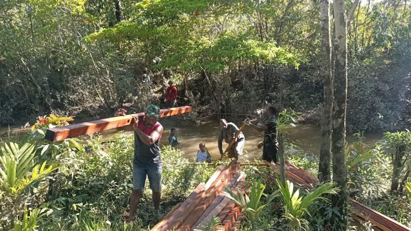 Personel TMMD Kodim 1711 Gotong Royong Angkut Kayu untuk Pembangunan Rumah 1 Personel TMMD Kodim 1711 Gotong Royong Angkut Kayu untuk Pembangunan Rumah 2