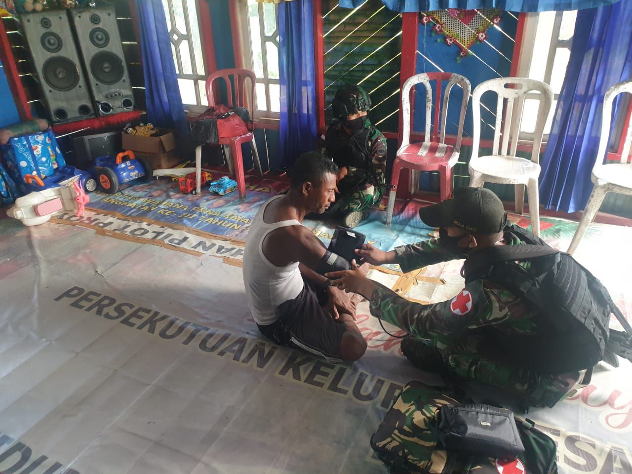TNI Berikan Pelayanan Kesehatan Keliling di Papua