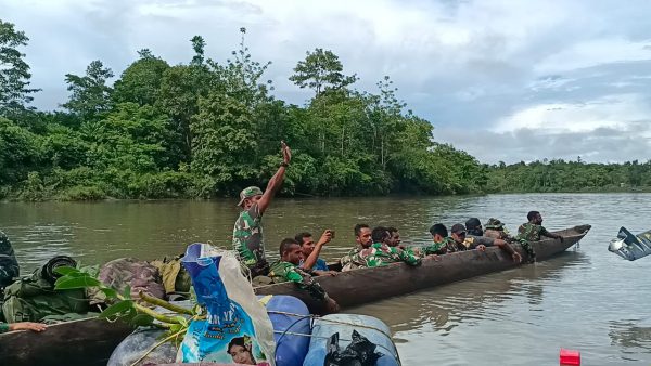 Warga Distrik Kawagit Melepas Keberangkatan Anggota Satgas TMMD 1 Warga Distrik Kawagit Melepas Keberangkatan Anggota Satgas TMMD 2