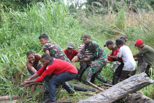 Banjir di Distrik Asro Barat, Satgas Pamtas RI-PNG Bersama Warga Bersihkan Sungai dan Jembatan 1 Banjir di Distrik Asro Barat, Satgas Pamtas RI-PNG Bersama Warga Bersihkan Sungai dan Jembatan 2