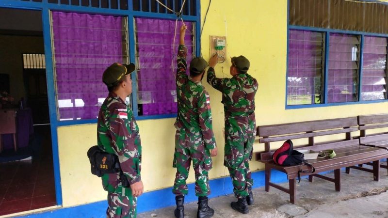 TNI Bantu Masyarakat Skofro Hidupkan Kembali PLTS yang Sudah Tiga Tahun Tidak Berfungsi