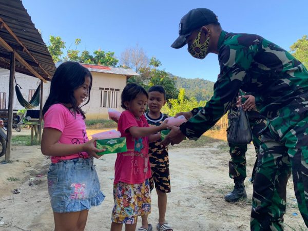 Tebar Berkah Ramadhan, Satgas Yonif 642/Kapuas Bagikan Takjil di Perbatasan 1 Tebar Berkah Ramadhan, Satgas Yonif 642/Kapuas Bagikan Takjil di Perbatasan 2