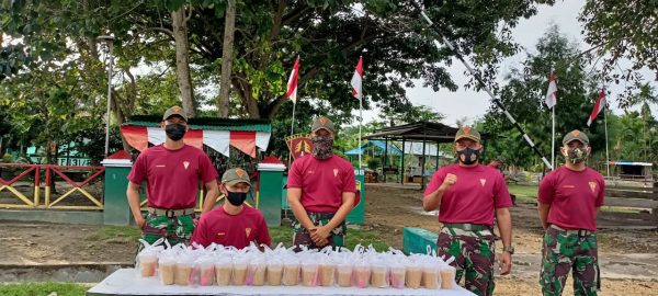 Prajurit TNI Bagikan Takjil di Tapal Batas Papua 2