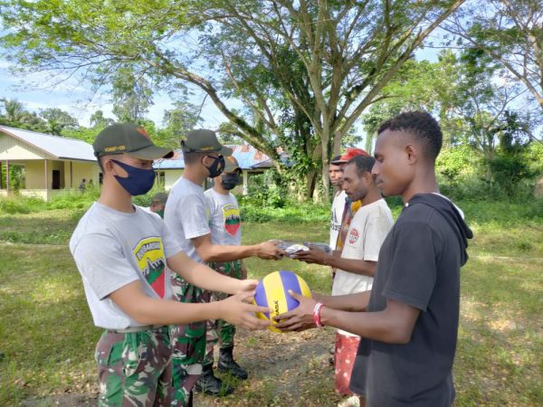 Salurkan Hobi Warga, Satgas Pamtas RI-PNG Bangun Lapangan Voli 2