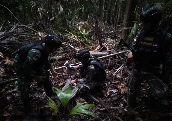 Satgas Pamtas RI-PNG Amankan 7 Kantong Plastik Berisikan Ganja 2