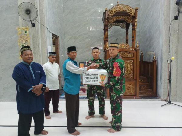 Prajurit Satgas Yonif 131 dan Warga Perbatasan Buka Puasa Bersama 1 Prajurit Satgas Yonif 131 dan Warga Perbatasan Buka Puasa Bersama 2
