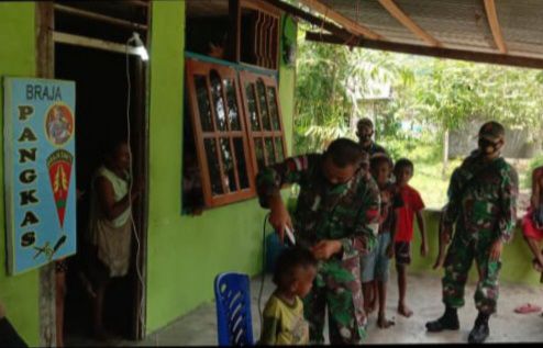Peduli Kerapian, Satgas Pamtas RI-PNG Berikan Layanan Pangkas Rambut Gratis di Papua