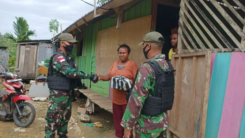 TNI Berbagi Sembako Kepada Masyarakat Perbatasan di Papua