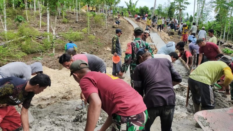 Prajurit TNI Bersama Rakyat Gotong Royong Membangun Jalan di Papua
