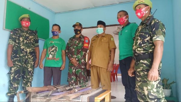 Terima Enam Pucuk Senjata Rakitan, Dandim Sambas Apresiasi Prestasi Babinsa 1 Terima Enam Pucuk Senjata Rakitan, Dandim Sambas Apresiasi Prestasi Babinsa 2