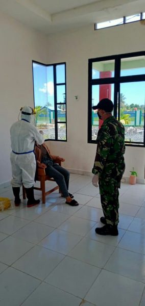 Babinsa Kawal Pelaksanaan Tracking Kontak Erat Keluarga Pasien Covid-19 1 Babinsa Kawal Pelaksanaan Tracking Kontak Erat Keluarga Pasien Covid-19 2