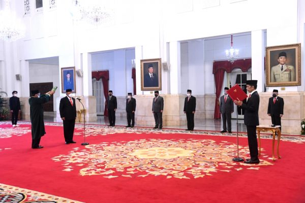 Presiden Joko Widodo Lantik Letjen TNI Ganip Warsito sebagai Kepala BNPB 2