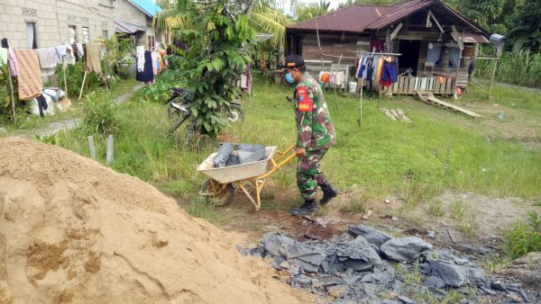 Koramil 01/Sambas Bedah Rumah Warga Tidak Layak Huni 2