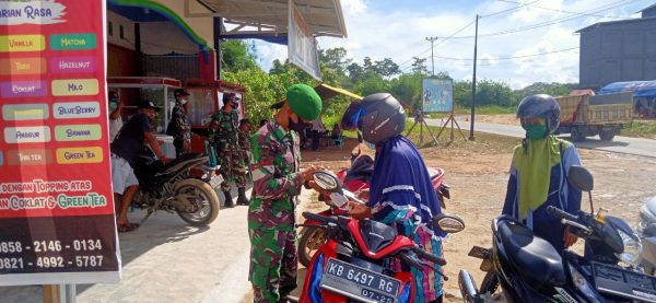 Personel Yonif 642/Kapuas Bersihkan Pasar Sentral Sanggau 1 Personel Yonif 642/Kapuas Bersihkan Pasar Sentral Sanggau 2