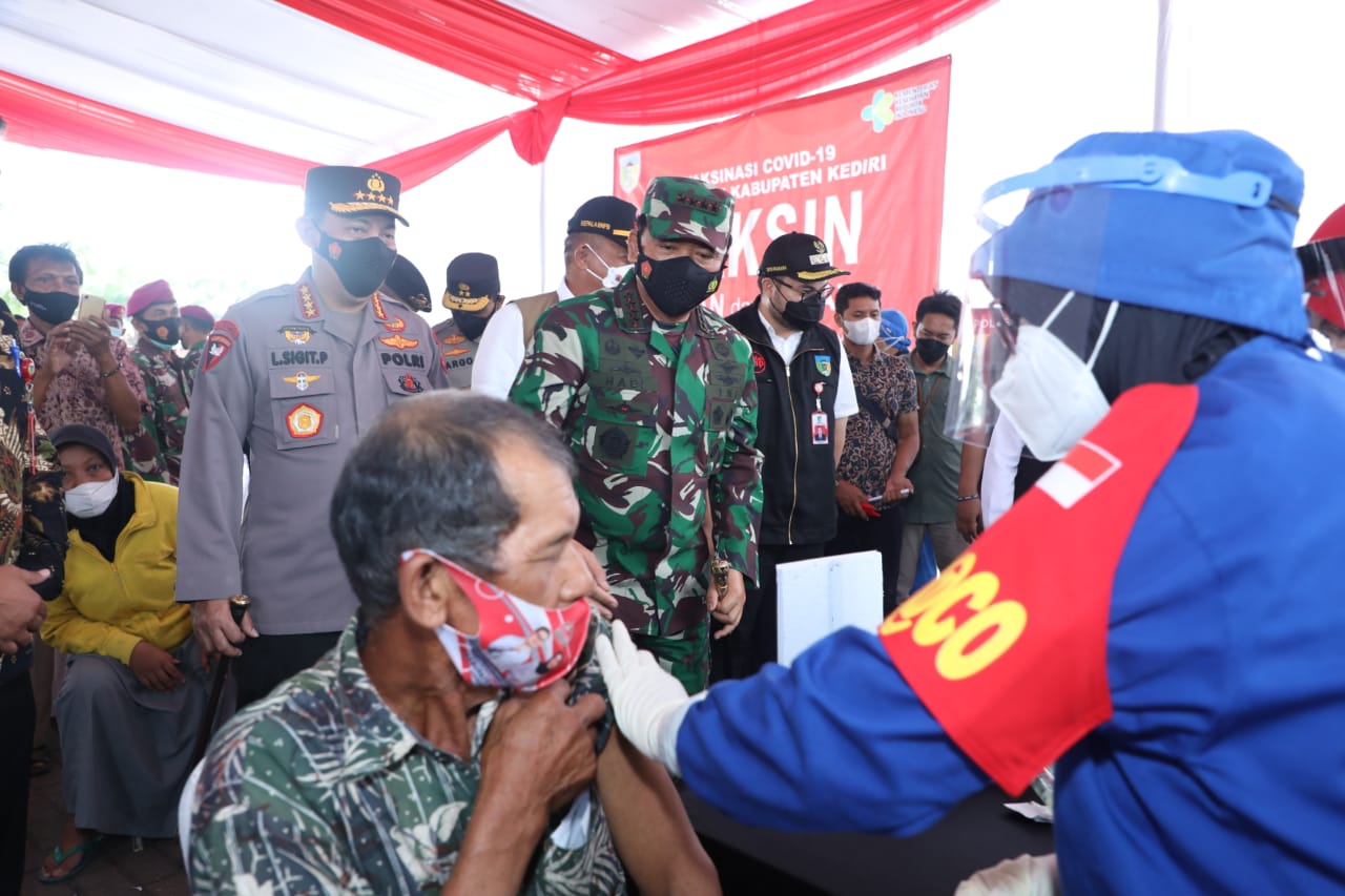 Panglima TNI Tinjau Vaksinasi untuk Lansia di Jawa Timur