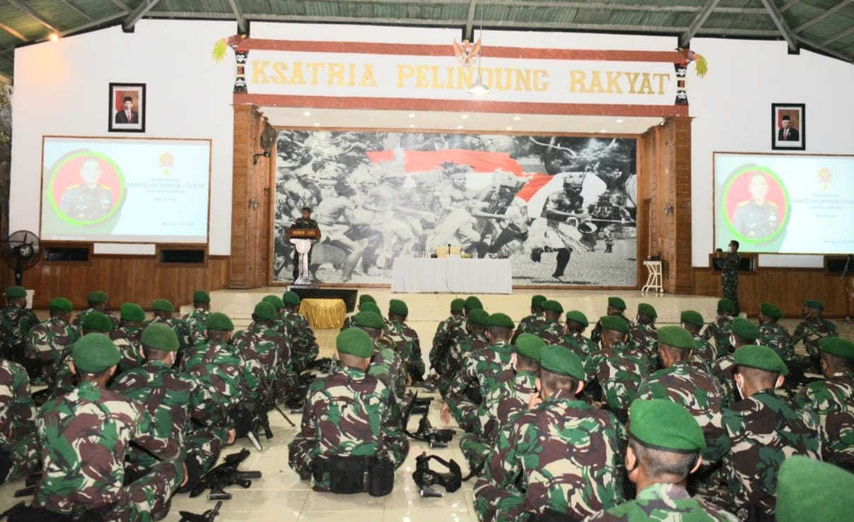 Tanamkan Persaudaraan untuk Warga Papua, Danrem 174 Merauke Beri Pembekalan Pasukan Yonif 315/Garuda Tengah Malam
