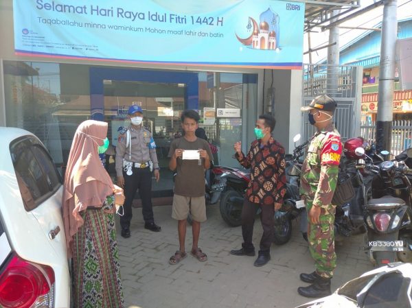 Sinergitas Tanpa Batas, Babinsa-Bhabinkamtibmas dan Puskesmas Selakau Terapkan Prokes 1 Sinergitas Tanpa Batas, Babinsa-Bhabinkamtibmas dan Puskesmas Selakau Terapkan Prokes 2