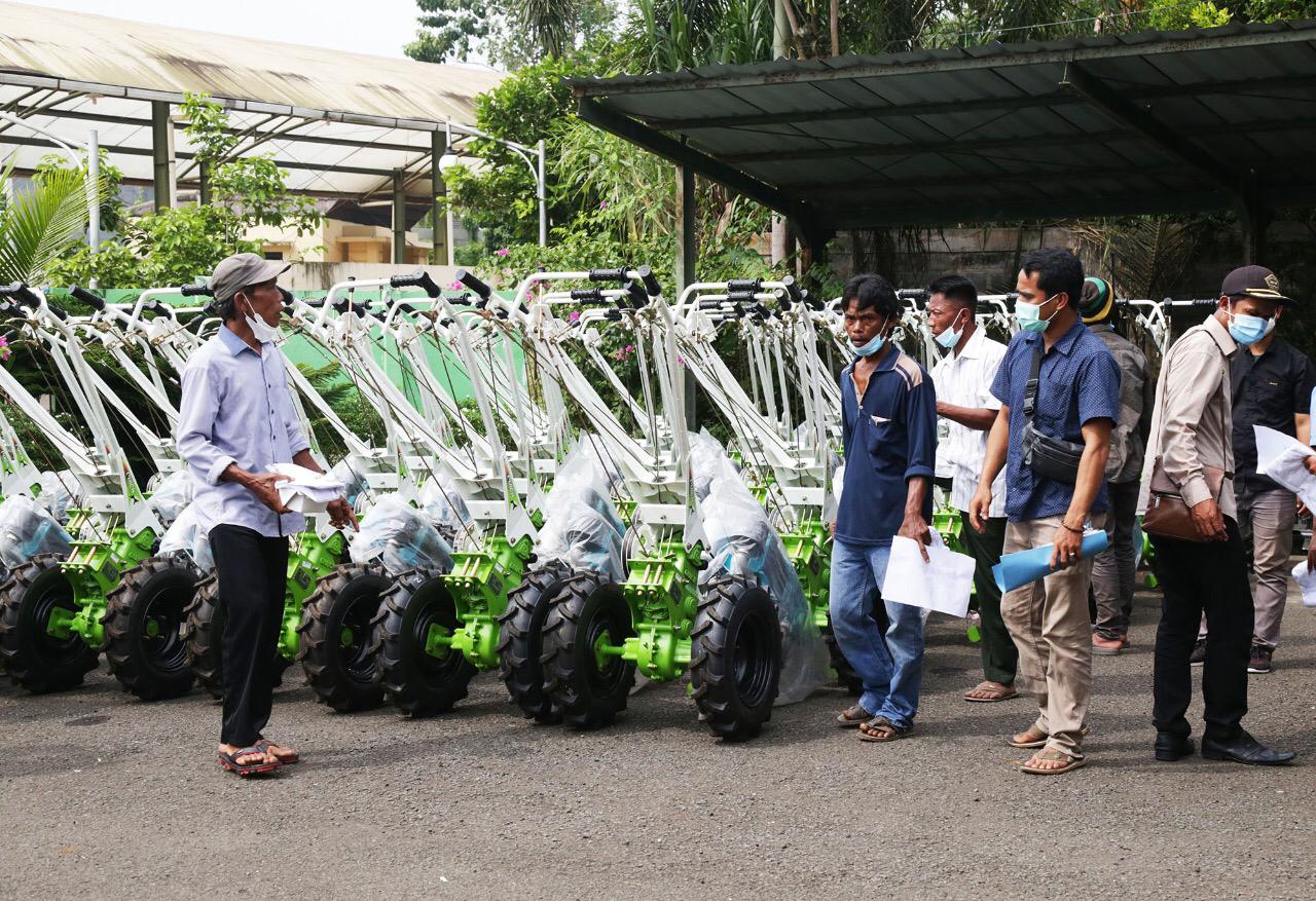 Gubernur Banten Serahkan Bantuan 120 Hand Traktor Kepada Kelompok Tani