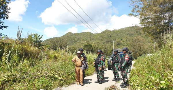 Dansatgas Pamrahwan Yonif 751 Kunjungi Distrik Bolakme Kabupaten Jayawijaya 1 Dansatgas Pamrahwan Yonif 751 Kunjungi Distrik Bolakme Kabupaten Jayawijaya 2