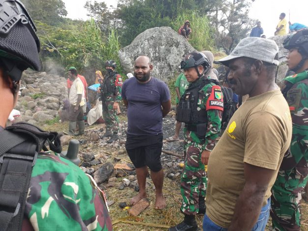 Satgas Yonif RK 751/VJS Ikuti Upacara Adat Bakar Batu Bersama Masyarakat Walesi 1 Satgas Yonif RK 751/VJS Ikuti Upacara Adat Bakar Batu Bersama Masyarakat Walesi 2