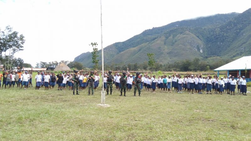 Tanamkan Rasa Cinta Tanah Air Kepada Generasi Muda Papua, Satgas TNI Latihkan Baris-Berbaris
