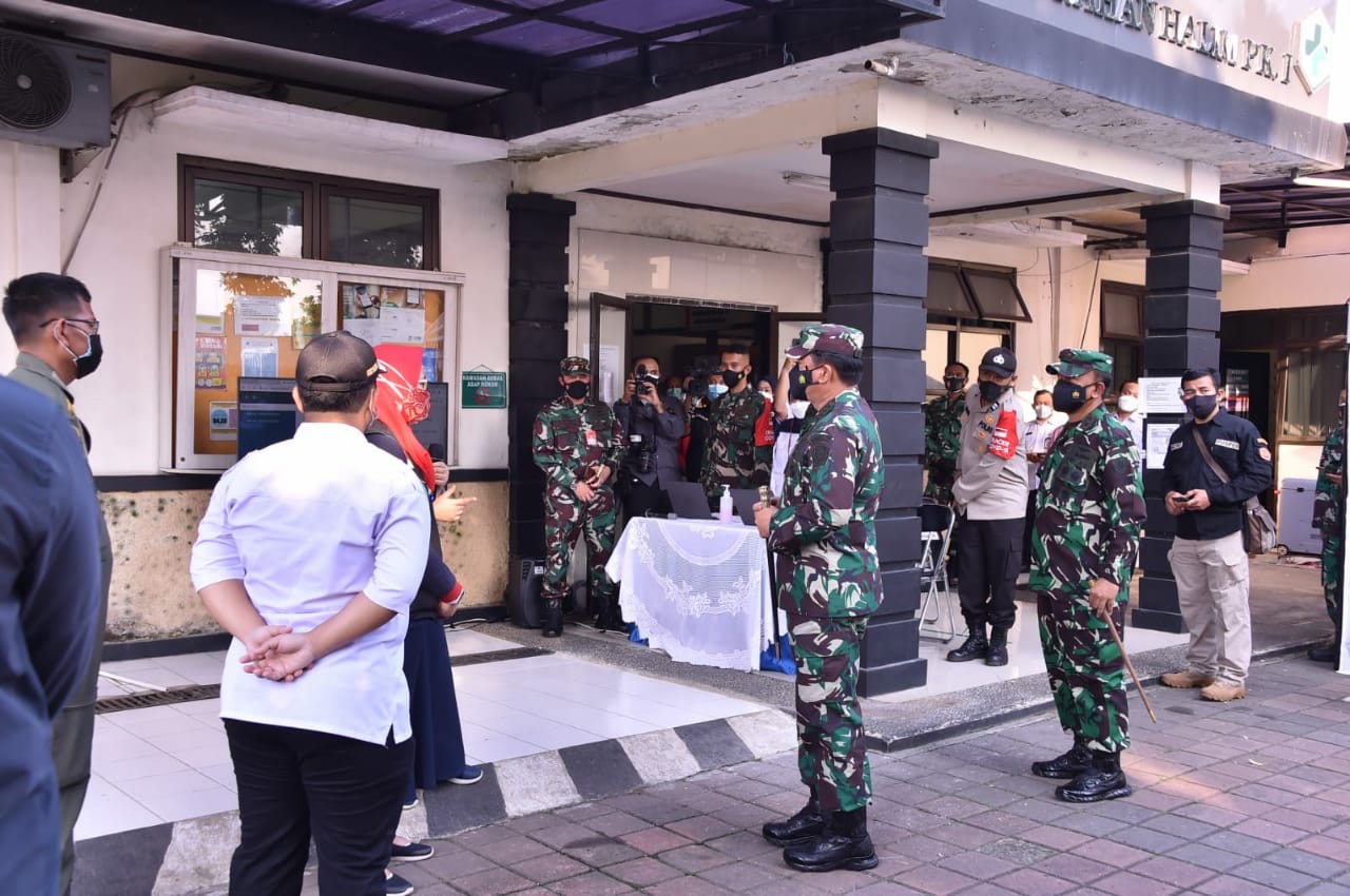 Panglima TNI Cek Penerapan Aplikasi Silacak dan Inarisk di Puskesmas Halim Perdanakusuma