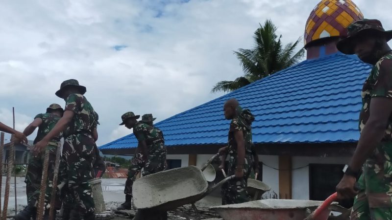 Prajurit TNI Yonif RK 751/VJS Bantu Pengecoran Masjid di Jayapura