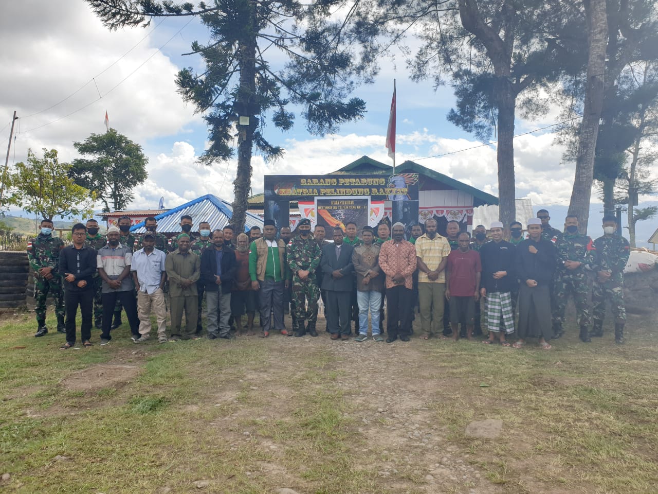 Satgas Pamrahwan Yonif RK 751/VJS Bersama Masyarakat Rayakan Hati Jadi Batalyon di Pegunungan Tengah Papua