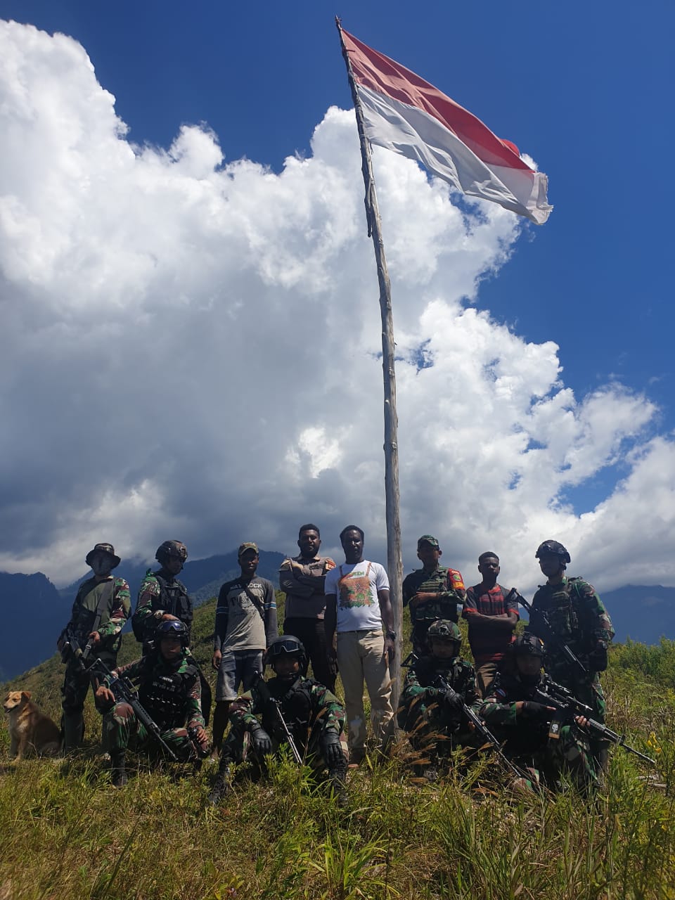 Peringati HUT Ke-76 RI, TNI Bersinergi Dengan Polri dan Tokoh Masyarakat Napak Tilas di Puncak Tertinggi Distrik Kanggime