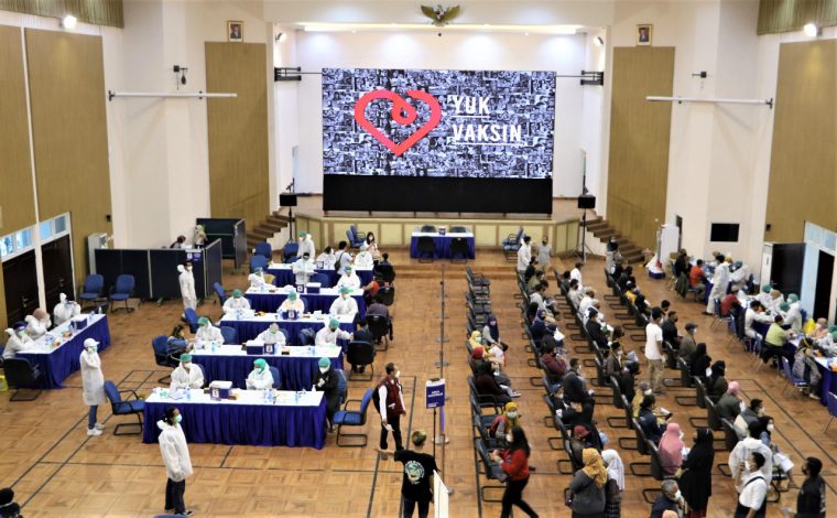 Ribuan Warga Bandung Antusias Ikuti Serbuan Vaksinasi di Seskoau 2