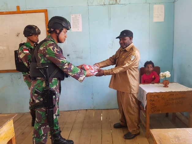 Satgas TNI Bagikan Tas dan Perlengkapan Sekolah Kepada Siswa di Papua 2