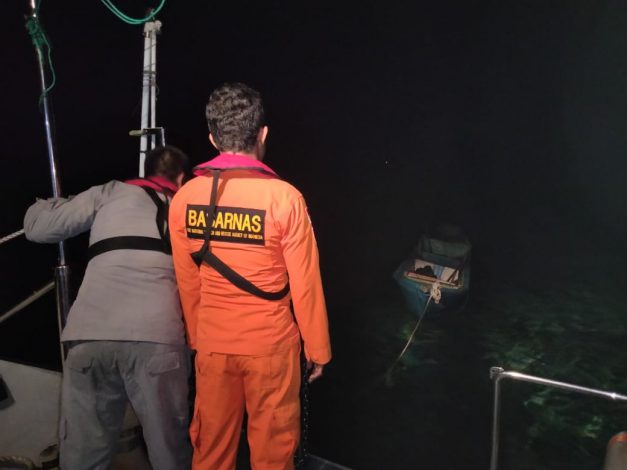 Personel SPKKL Tual Berhasil Temukan Longboat Mati Mesin di Perairan Pulau Dua 1 Personel SPKKL Tual Berhasil Temukan Longboat Mati Mesin di Perairan Pulau Dua 2
