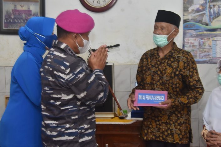 Peringati HUT Ke-76 TNI AL, Korps Marinir Gelar Kegiatan Sosial 2