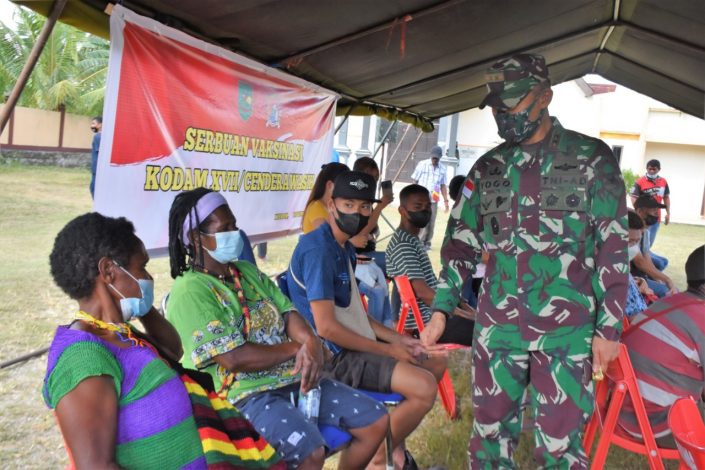 Pangdam XVII/Cenderawasih Tinjau Langsung 'Serbuan Vaksinasi' di Kabupaten Keerom 1 Pangdam XVII/Cenderawasih Tinjau Langsung 'Serbuan Vaksinasi' di Kabupaten Keerom 2