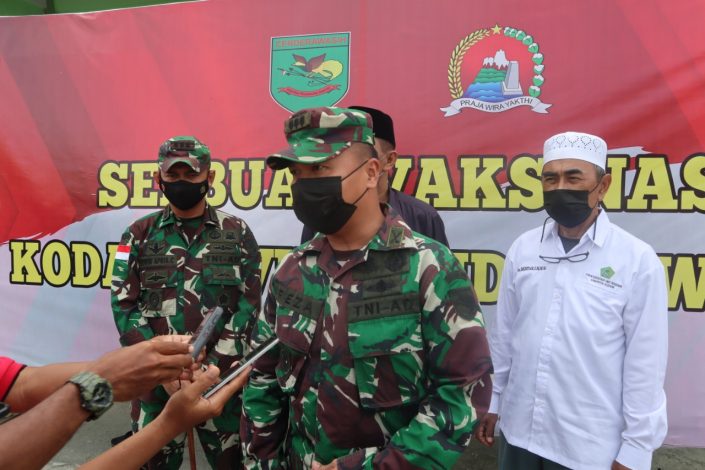 Tekan Laju Penyebaran Covid-19, Kodam XVII/Cenderawasih Bersama FKUB Kabupaten Keerom Gelar Serbuan Vaksinasi 1 Tekan Laju Penyebaran Covid-19, Kodam XVII/Cenderawasih Bersama FKUB Kabupaten Keerom Gelar Serbuan Vaksinasi 2