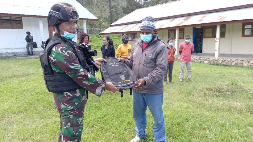 Lagi, Satgas TNI Bagikan Tas Sekolah dan Alat Tulis kepada Pelajar di Papua 1 Lagi, Satgas TNI Bagikan Tas Sekolah dan Alat Tulis kepada Pelajar di Papua 2