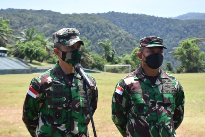 Aparat TNI Berhasil Evakuasi Nakes Korban Kekejaman KST Dari Distrik Kiwirok 1