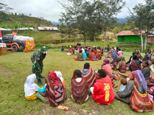 Satgas Yonif RK 751/VJS Bersama Alumni Akabri 98 Laksanakan Serbuan Vaksinasi dan Bhakti Sosial 2