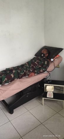 Satgas Pamrahwan Yonif RK 751/VJS Bantu Warga yang Membutuhkan Donor Darah 2