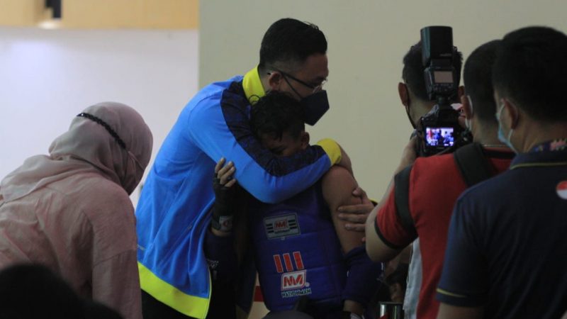 Lolos Ke Final, Atlet Muay Thai Banten Menangis Dipeluk Wagub